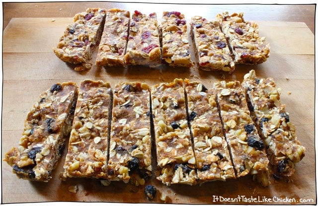 How to Make Granola Bars (just 4 ingredients!). Vegan, gluten free, processed sugar free. The combinations are endless! #itdoesnttastelikechicken