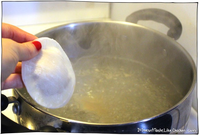 drop-ravioli-in-boiling-water-to-cook