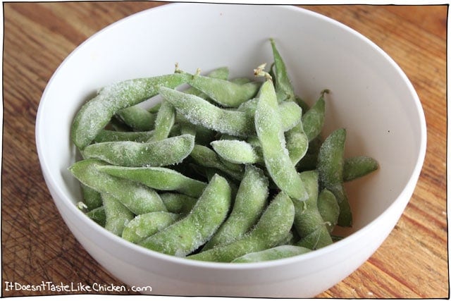 Skillet Roasted Edamame is my favourite snack! The roasting enhances the flavour of the beans, and the slightly charred shells add a lovely smokey essence. Full of protein, fiber, and low in calories. #itdoesnttastelikechicken