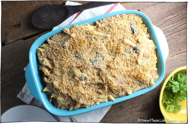 Vegan Spinach & Artichoke Pasta Bake! This is a great dish for an easy weeknight dinner, or potluck. This pasta tastes just like the classic dip, but disguised as dinner. Vegan, vegetarian, dairy-free, gluten-free option, oil-free option. #itdoesnttastelikechicken