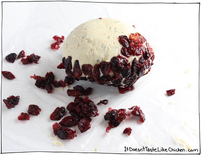 Cranberry & Thyme Vegan Cheese Ball. This is the BEST VEGAN CHEESE ever!! Just 9 ingredients and so easy to make. So smooth, creamy, and flavourful everyone will love it. Perfect appetizer for any party. #itdoesnttastelikechicken #veganrecipe #vegan #dairyfree