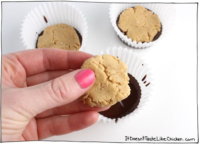 Vegan Peanut Butter Cups are so easy to make and they taste just like Reese's! A great recipe for Easter, Christmas, or just when you are craving chocolate. #itdoesnttastelikechicken