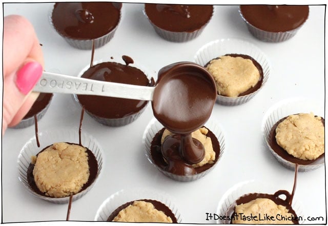 Vegan Peanut Butter Cups are so easy to make and they taste just like Reese's! A great recipe for Easter, Christmas, or just when you are craving chocolate. #itdoesnttastelikechicken