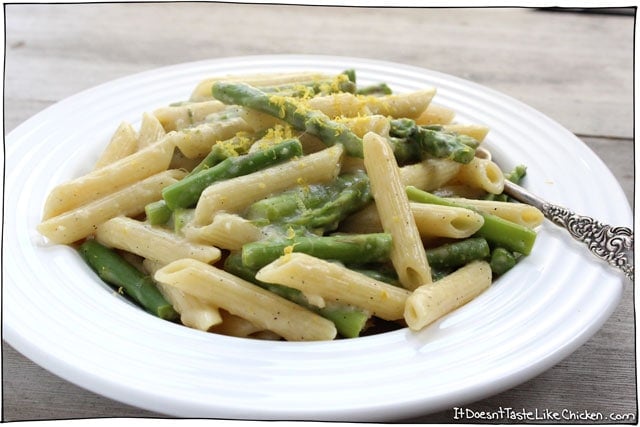 Creamy Vegan Lemon and Asparagus Pasta! This recipe is so easy, just 15 minutes to make! Fresh, easy, creamy, and full of zesty lemon and the zing of garlic. Perfect quick pasta for a warm spring night. #itdoesnttastelikechicken