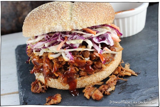 6 Ingredient Pulled Jackfruit! A healthy and incredibly tasty vegetarian and vegan alternative to pulled pork or chicken. Quick and easy to make. Even carnivores love it! #itdoesnttastelikechicken