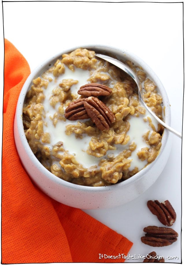 Vegan Pumpkin Spice Oatmeal. The perfect quick, easy, hearty and healthy breakfast for autumn. Takes just 5 minutes to make! Great for Thanksgiving breakfast. #itdoesnttastelikechicken