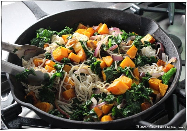Butternut Squash & Kale Pasta. Seasoned with balsamic vinegar, garlic, and onions. Hearty and low calorie, autumn pasta recipe. Vegan and gluten free. #itdoesnttastelikechicken