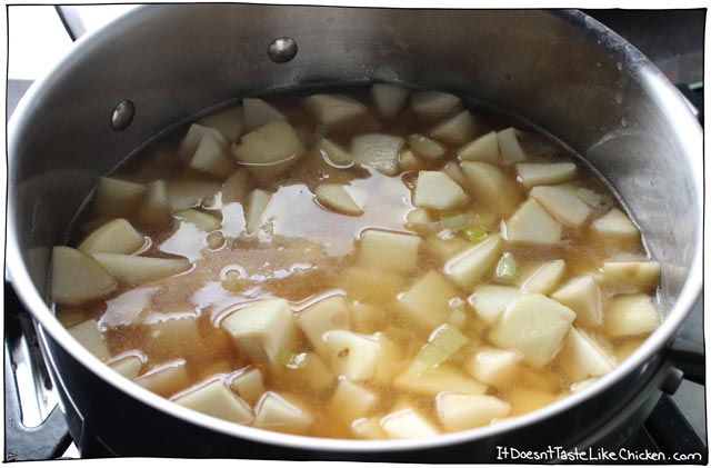 Pear & Leek Soup. Lightly sweet, peppery, creamy (even though there isn’t any cream), you can taste the pears in a gorgeous savoury way, warm and comforting, it’s spectacularly yummy. Very easy to make, perfect for any occasion. Vegan, vegetarian, gluten-free, dairy-free. #itdoesnttastelikechicken