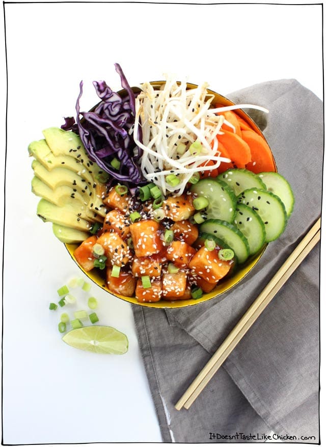 Sticky Sriracha Tofu Bowl! This is the perfect combo of comfort food cosy, combined with fresh raw and crispy. Better than a buddha bowl, it's magical! #itdoesnttastelikechicken