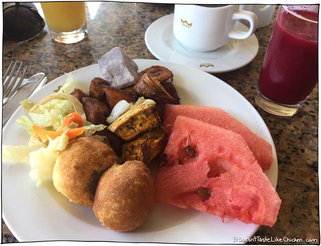 How to Eat Vegan in Montego Bay, Jamaica. My travel guide of what it's like to travel as a vegan. Tips on what to say, what to eat, and different fruits and veggies to try! #itdoesnttastelikechicken