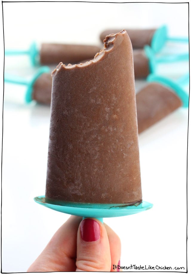 The Creamiest Vegan Fudgesicles have that amazing frozen creamy chewy fudge texture to them, just like the store-bought ones. #itdoesnttastelikechicken