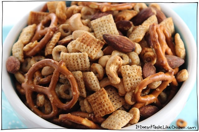 Scrumptious Vegan Chex Mix! This easy recipe gets all the same flavours as original chex mix without the Worcestershire sauce (which contains fish)! Kid-friendly, perfect for parties. #itdoesnttastelikechicken