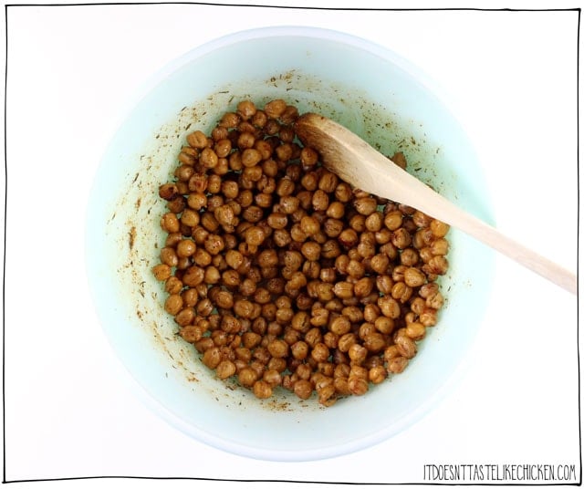 Crispy Crunchy Roasted Chickpeas. The secret to getting them extra crispy is to dry roast them first, and then season them at the last minute. This is an easy to make, healthy, vegan, 5 ingredient snack that everyone will love. #itdoesnttastelikechicken #vegansnack #veganrecipes #chickpeas