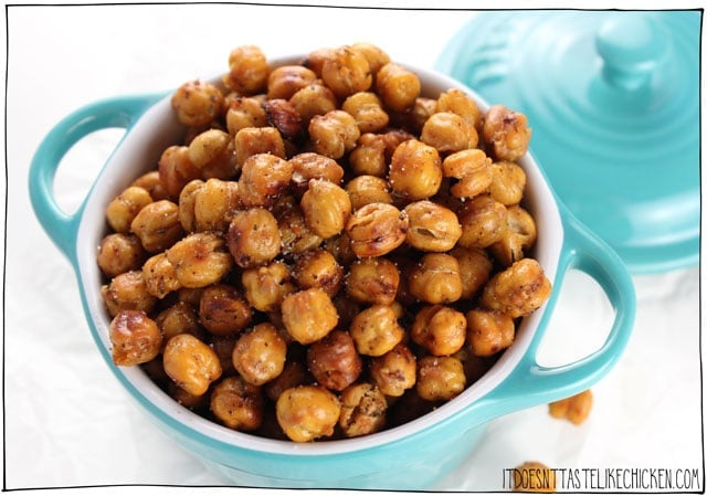 Crispy Crunchy Roasted Chickpeas. The secret to getting them extra crispy is to dry roast them first, and then season them at the last minute. A healthy, vegan, 5 ingredient snack that everyone will love. #itdoesnttastelikechicken #vegansnack 