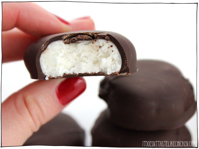 Vegan Peppermint Patties! Only 5 ingredients to make this amazing dairy-free chocolate treat. The perfect combo of sweet mint and chocolate. Great for a gift. #itdoesnttastelikechicken #veganrecipes #vegandessert #mintchocolate 