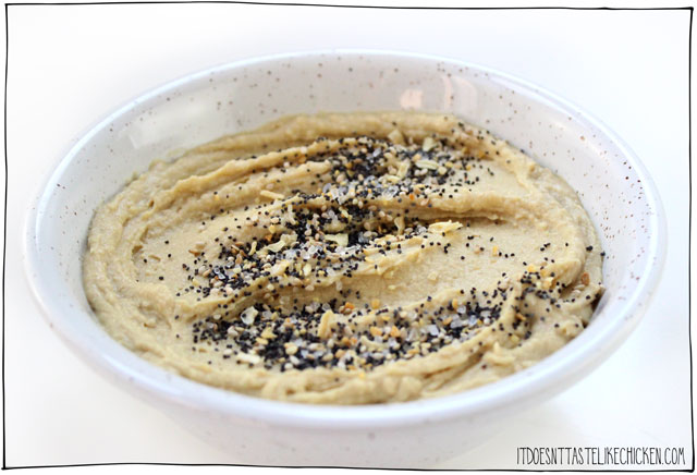 Everything Bagel Seasoning recipe! You can make your own topping at home and then use it on all your favourite foods: salads, hummus, popcorn, avocado toast, tofu scramble, everywhere! #itdoesnttastelikechicken #everythingbagel