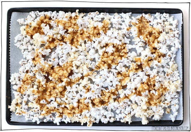 Easy Vegan Caramel Corn! Surprisingly easy to make with just 7 ingredients. Keeps for up to a week for a great make-ahead snack. Perfect for a homemade gift, for an oscar's academy award's party, or for any time your sweet tooth kicks in. #itdoesnttastelikechicken #veganrecipes #vegandessert 
