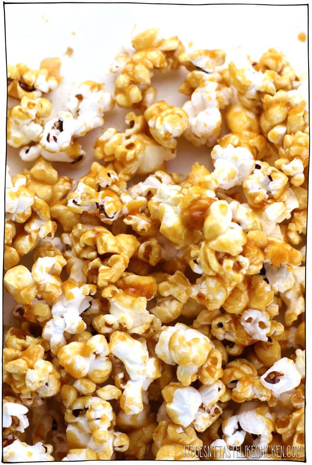 Easy Vegan Caramel Corn! Surprisingly easy to make with just 7 ingredients. Keeps for up to a week for a great make-ahead snack. Perfect for a homemade gift, for an oscar's academy award's party, or for any time your sweet tooth kicks in. #itdoesnttastelikechicken #veganrecipes #vegandessert 