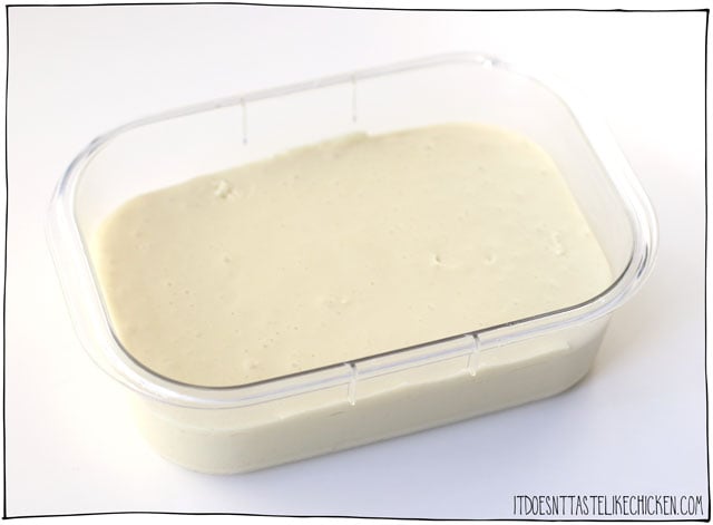 The Best Vegan Mozzarella!!! 5 minutes and only 9 ingredients to make dairy-free mozzarella that is perfect for your pizza! It grates, melts, stretches and tastes super delicious. Perfect for lasagna, pizza, soups, grilled cheese, the options are endless. #itdoesnttastelikechicken #veganrecipes #dairyfree