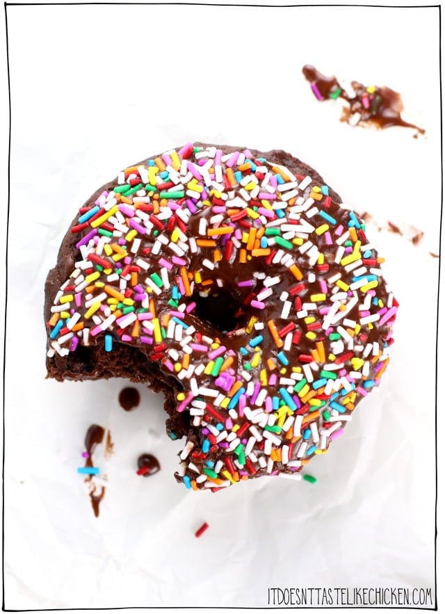 Vegan Double Chocolate Donuts! The best baked chocolate donuts recipe that take only 30 minutes to make. Top your chocolate donuts with sprinkles, chopped nuts, or leave them plain. #itdoesnttastelikechicken #veganrecipes #vegandesserts #donuts