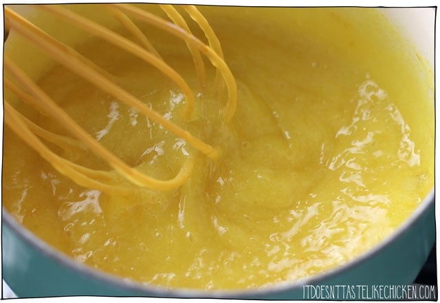 Easy Vegan Lemon Curd! 6 ingredients and 10 minutes to make. Serve with pastries, layer between cakes or dollop onto non-dairy ice cream. Makes a great homemade gift, lovely for Mother's day or breakfast in bed. #itdoesnttastelikechicken #veganrecipes #vegandesserts 