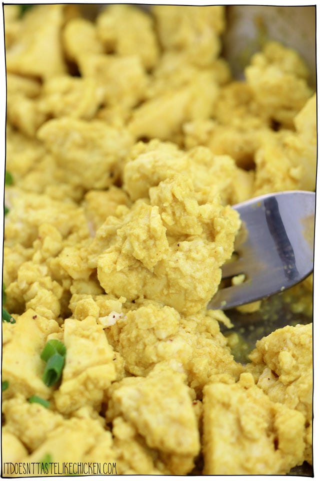 Tofu Scramble Spice Mix! Just 5 ingredients to make your own homemade spice mix that will make your tofu taste like eggs! Make ahead and have it ready to go so breakfast will be ready in a jiffy! #itdoesnttastelikechicken #vegan #tofu
