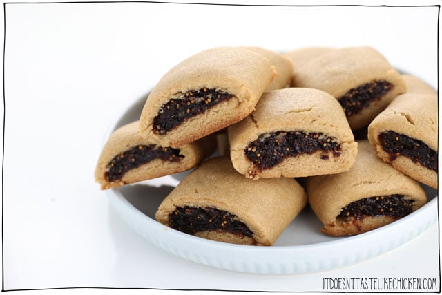 Vegan Fig Newtons! They taste even better the next day, so it's the perfect cookie to make ahead of time and enjoy all week. Perfect for your kid's lunchbox or as a sweet snack for yourself. #itdoesnttastelikechicken #veganrecipes #cookies