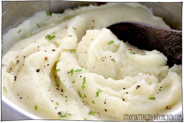 The best (and easiest) vegan garlic mashed potatoes! Not only is this the best-mashed potato recipe ever, but it also happens to be oil-free! The perfect side for any meal. #itdoesnttastelikechicken #veganrecipes 