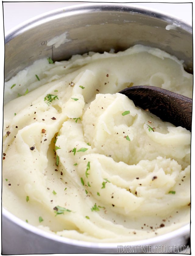 The best (and easiest) vegan garlic mashed potatoes! Not only is this the best-mashed potato recipe ever, but it also happens to be oil-free! The perfect side for any meal. #itdoesnttastelikechicken #veganrecipes 