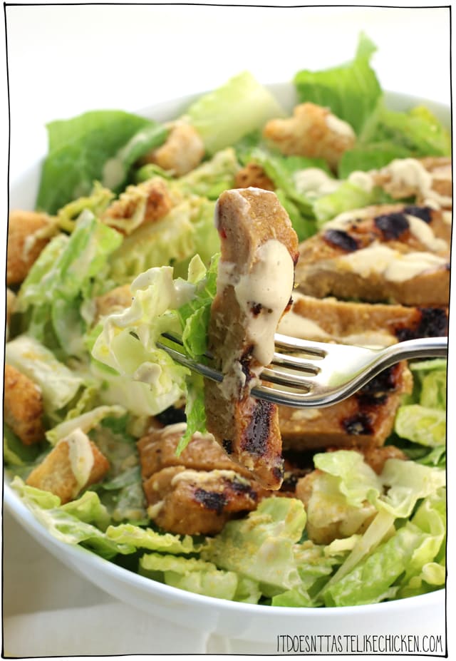 Vegan Seitan Caesar Salad (vegan chicken Caesar Salad)! The perfect healthy meal. Make most of the salad ahead of time and assemble when ready. Gluten-free and oil-free options! #itdoesnttastelikechicken #veganrecipes