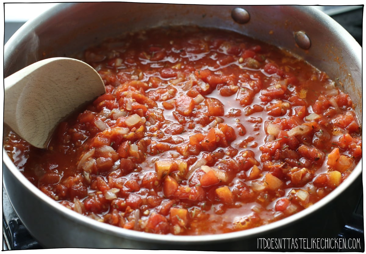 Prepare the simple smoky and spicy tomato sauce.