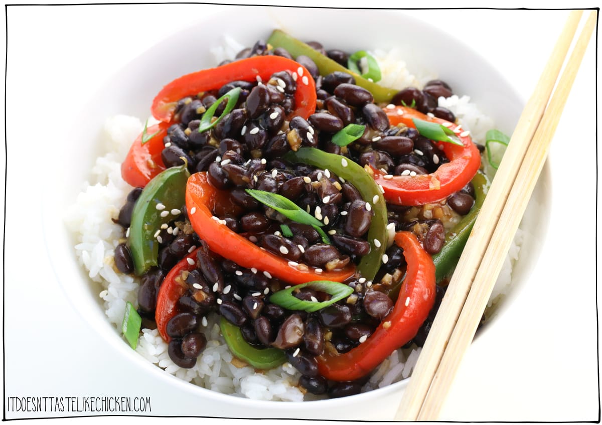 Vegan Pepper Black Bean Stir-Fry! Just 10 ingredients and 15 minutes to make, this is the vegan version of that Chinese-American pepper steak dish. It's not only incredibly delicious, but it's even easier to make than the traditional version. Perfect for meal prepping. Gluten-free, oil-free versions. #itdoesnttastelikechicken #veganrecipes