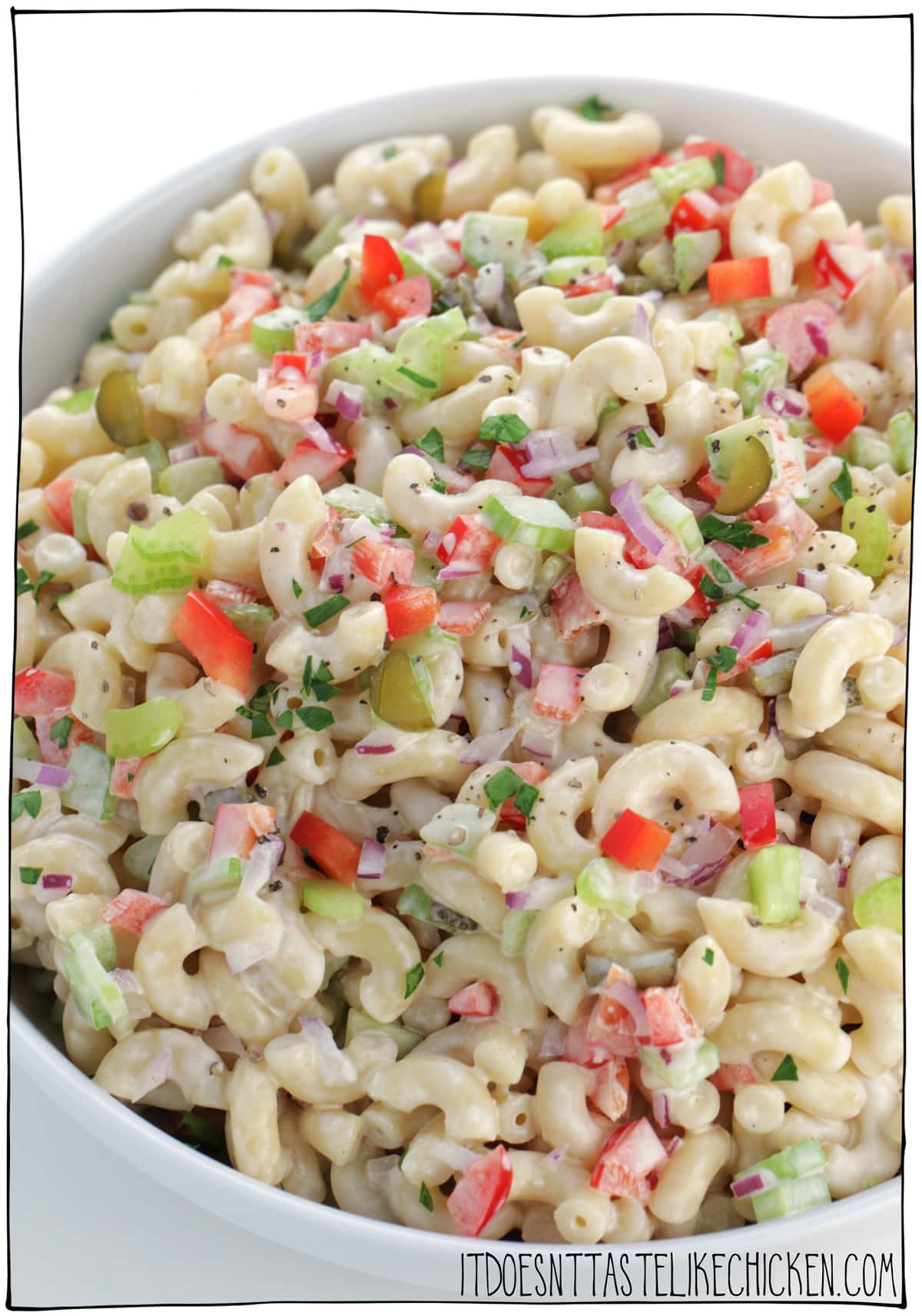 Easy Vegan Macaroni Salad! 10 ingredients and 20 minutes to make, this pasta salad is the perfect side dish for any BBQ, picnic, or potluck. Gluten-free and oil-free options. #itdoesnttastelikechicken #veganrecipes