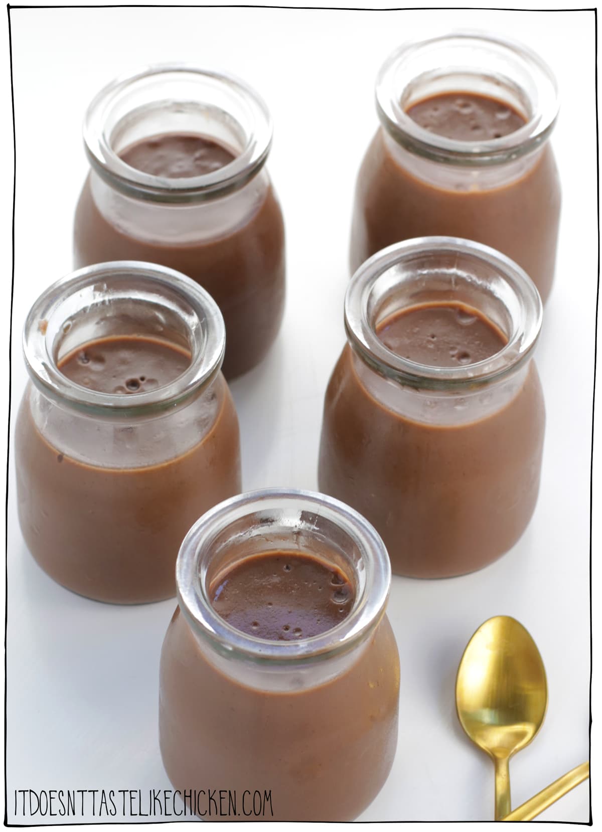 Easy Vegan Chocolate Pudding! Just 6 ingredients and 10 minutes to make. Super creamy chocolatey delicious, it's 20 thousand times better than those store-bought cups. The perfect addition to your school or work lunchbox, or for an easy dessert or snack! #itdoesnttastelikechicken #veganrecipes #vegankid #vegandessert