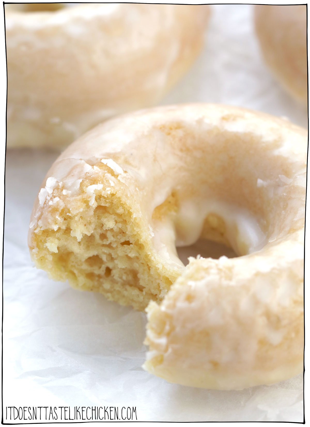 Easy Vegan Glazed Donuts son tan esponjosos y ligeros, pero decadentes y dulces, que solo contienen 10 ingredientes y se pueden preparar en menos de 30 minutos.  ¡Estas bombas de sabor azucarado son una explosión de delicias dulces que se derriten en tu boca con cada bocado que tomas antes de terminar el primero! 