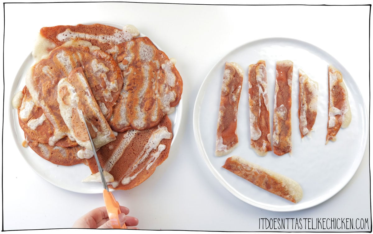 Cut the vegan bacon crepes into strips.