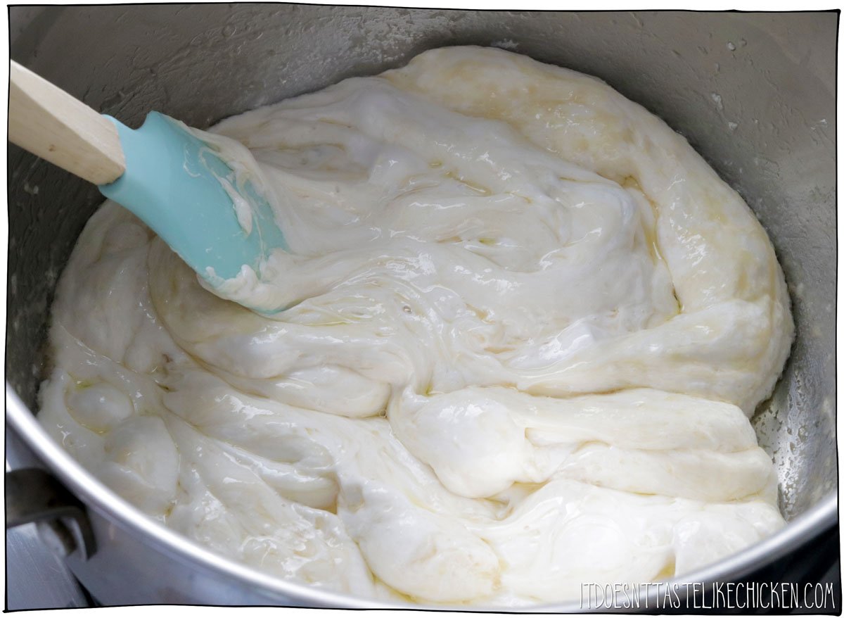 Derrita la mantequilla y los malvaviscos en una sartén grande.