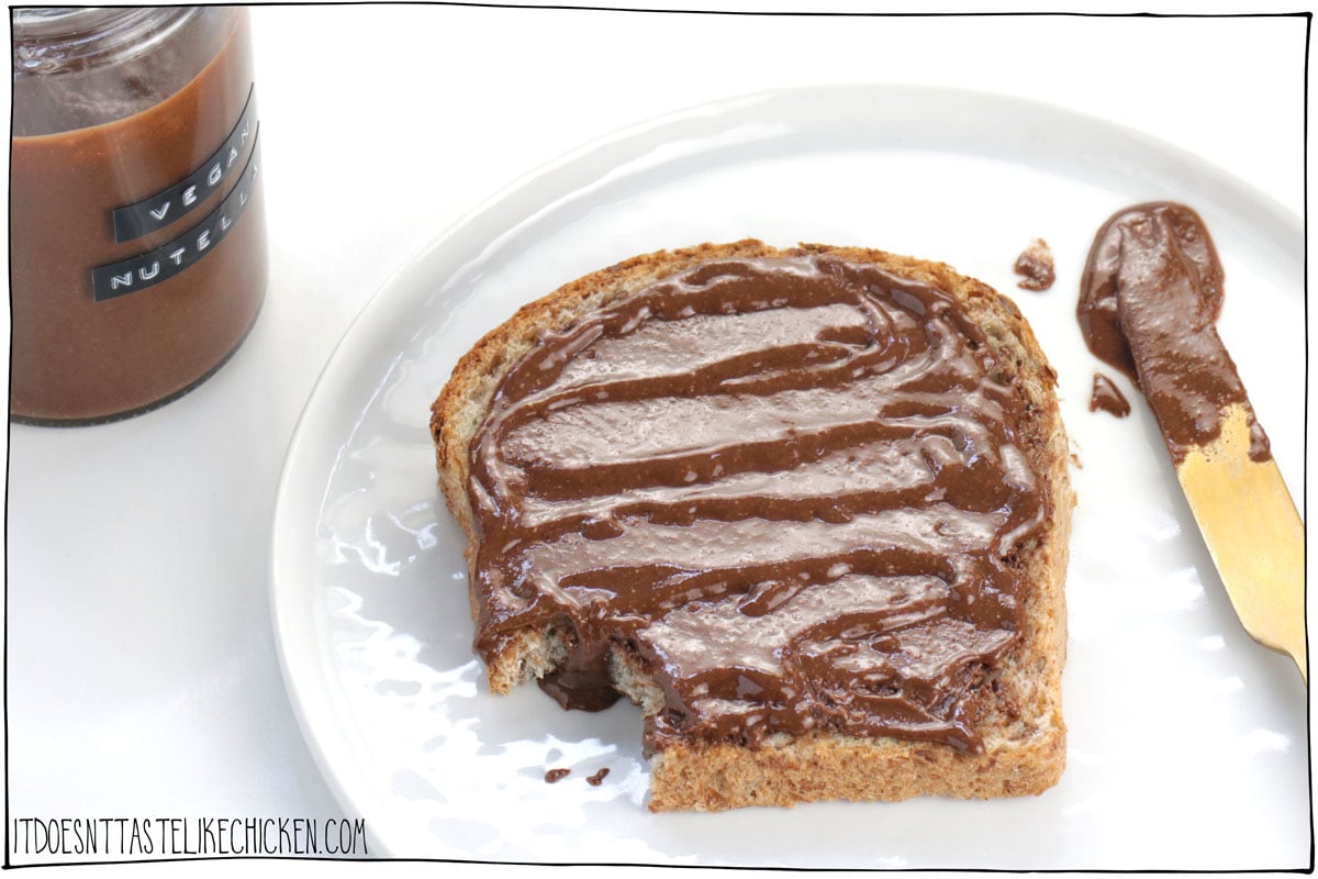 ¡¡La mejor receta vegana casera de Nutella está aquí!!  ¡Solo 3 ingredientes y 15 minutos son suficientes para preparar la pasta de chocolate con avellanas más increíble que sabe igual que la verdadera, solo que mejor!  Extiéndalo sobre una tostada, utilícelo para hornear, rellene un croissant vegano o ¡simplemente cómalo de la cuchara!