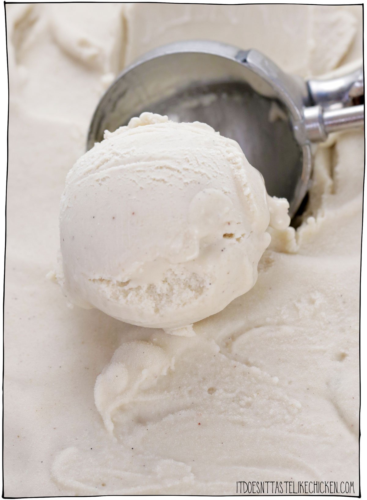 Seulement 4 ingrédients pour faire la MEILLEURE glace à la vanille vegan !  Cette recette de crème glacée maison est facile à faire, super riche et crémeuse - c'est la meilleure glace que j'ai jamais goûtée, végétalienne ou non !  #ça n'a pas le goût du poulet #vegan 