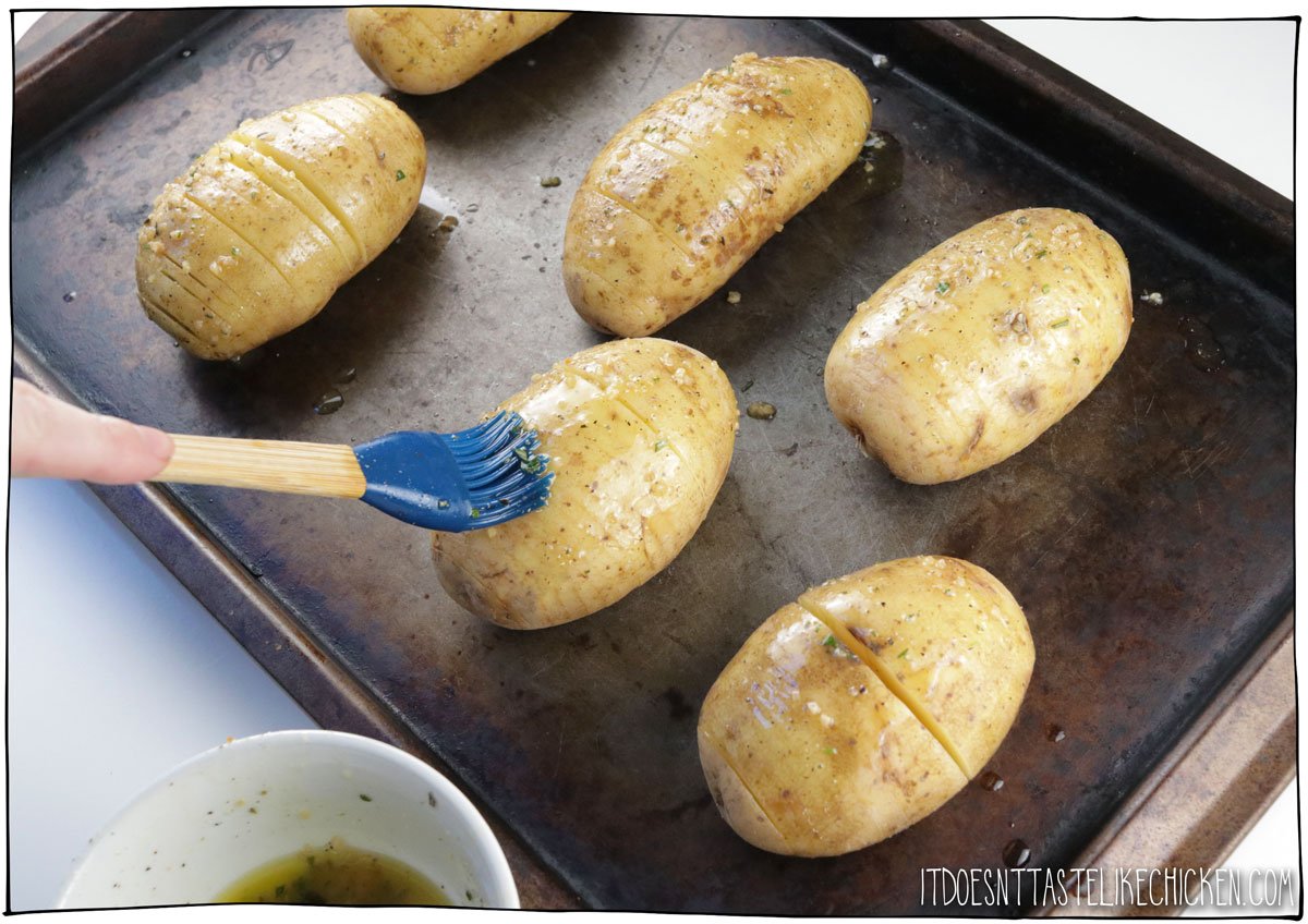 Badigeonner les pommes de terre avec le mélange ail, romarin