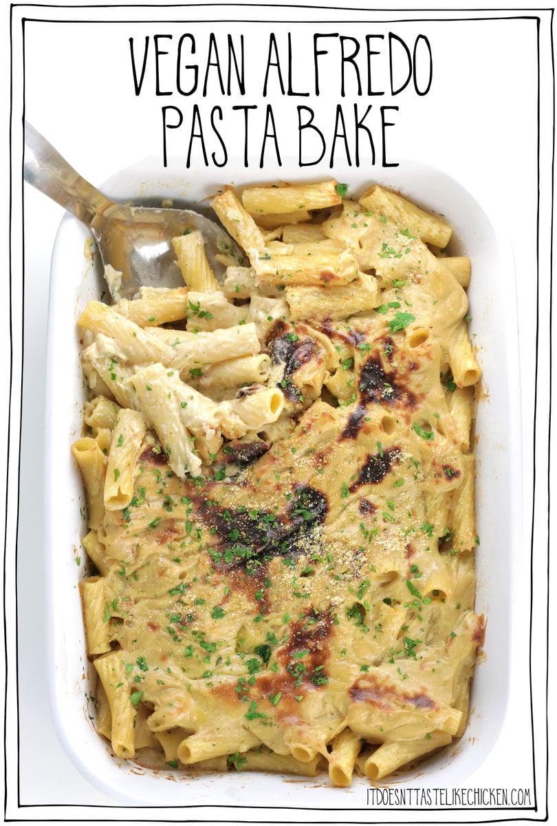 Creamy, cheesy, warm vegan alfredo pasta bake… is there anything better?  Pasta noodles are tossed in a super delicious plant-based alfredo sauce, then spread with homemade vegan mozzarella for the most impressive comfort food that will please any crowd (vegan or not)!  #itdoesnttastelikechicken #pasta #veganrecipes