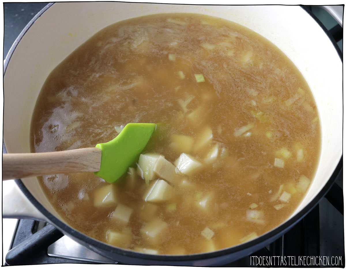 Ajouter le bouillon de légumes et les pommes de terre et cuire jusqu'à ce que les pommes de terre soient tendres. 