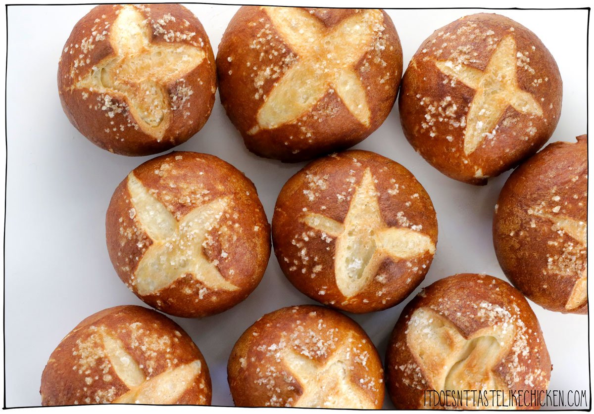 Homemade vegan pretzel buns have a nice golden crust, are soft and chewy, salty and buttery, and incredibly delicious!  Enjoy them as a snack with mustard, serve them with soup, dip them in vegan cheese dip, or use them as a hamburger bun!  #it ​​doesn't taste like chicken #veganbaking