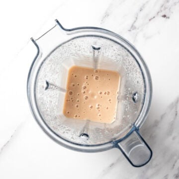 Pureed white beans in blender.
